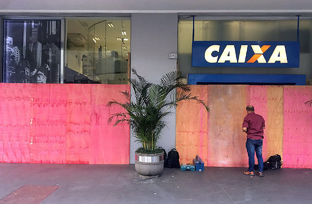 funcionário "lacra" agência da Caixa na Paulista para evitar depredação