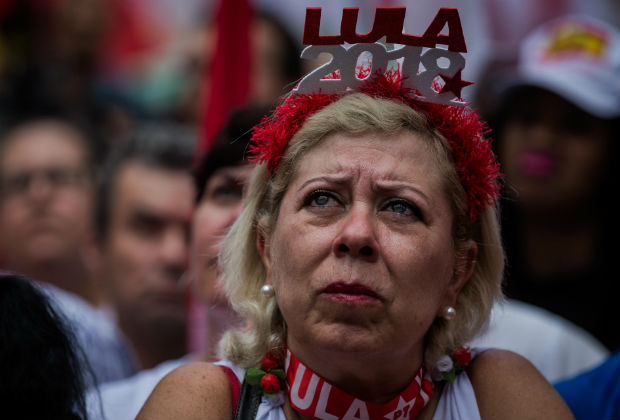 Manifestantes das Frentes Brasil Popular e Povo Sem Medo, durante ato na praça da República no dia do julgamento do ex-presidente Lula