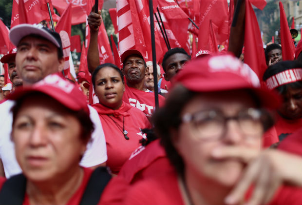 Manifestantes das frentes Brasil Popular e Povo Sem Medo, durante protesto a favor do ex-presidente Lula, na praa da Repblica, em So Paulo