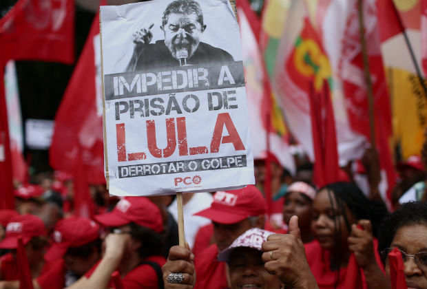 Manifestantes das frentes Brasil Popular e Povo Sem Medo, durante protesto a favor do ex-presidente Lula, na praa da Repblica, em So Paulo
