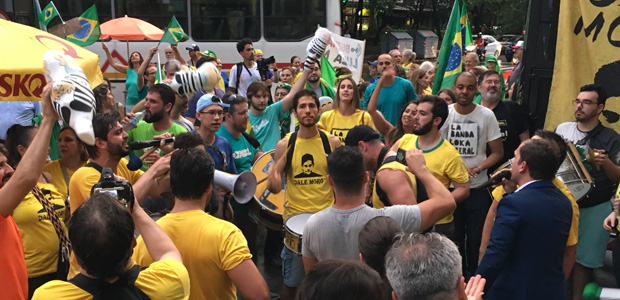 Em meio  comemorao pela condenao do ex-presidente Luiz Incio Lula da Silva, a Banda Loka Liberal entoava, em Porto Alegre, uma cano de ataque  pr-candidata do PCdoB, Manuela D'vila.