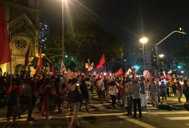 Manifestantes marcham pela rua Consolação até a av. Paulista em ato de apoio a Lula