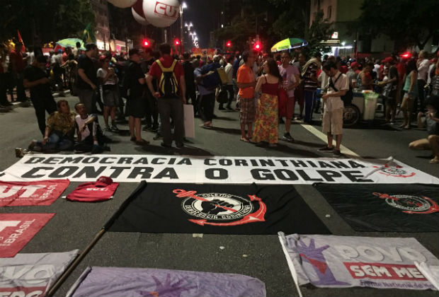 Manifestantes pró-Lula se concentram em frente ao Masp e entoam gritos de ordem