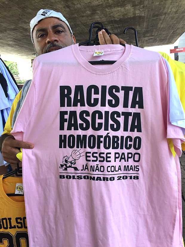 Camisetas 'Bolsonaro Presidente' e 'Bolsonaro 2018' esto sendo vendidas em frente ao Masp 