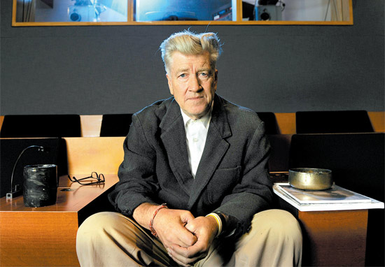 O cineasta norte-americano David Lynch em sua sala de cinema privada, em Los Angeles