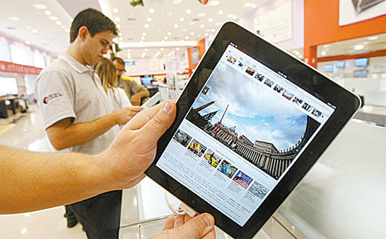 Consumidor segura um iPad em loja; escola americana tornou o tablet obrigatório para seus alunos