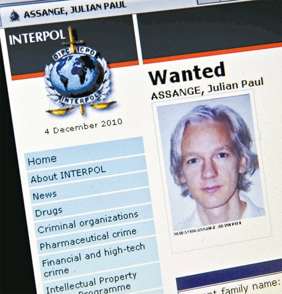 Julian Assange, na página de procurados da Interpol