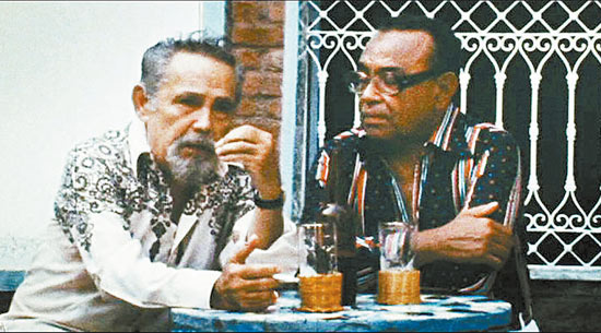 Humberto Teixeira e Luiz Gonzaga (esq.) em cena de &quot;O Homem que Engarrafava Nuvens&quot;, de Lírio Ferreira