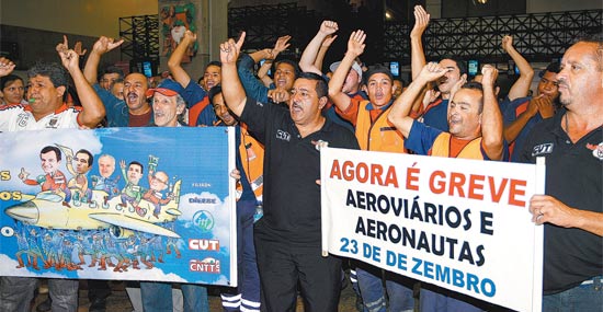 Sindicalistas protestam no aeroporto de Guarulhos, em So Paulo; liminares contra a greve cancelaram paralisao