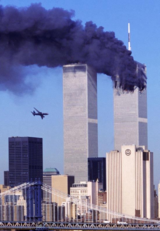 Segundo avio sequestrado se aproxima da torre sul do World Trade Center; exploso aconteceu 18 minutos depois de outro avio bater na torre norte
