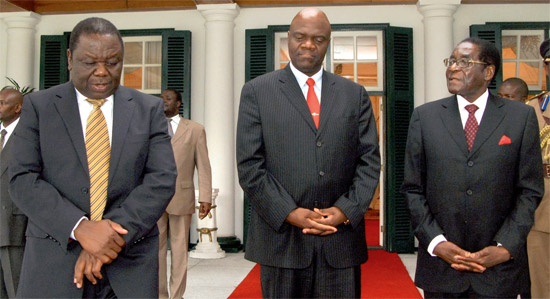 O premi Morgan Tsvangirai ( esq.), o seu vice, Arthur Mutambara, e o ditador Robert Mugabe (dir.) no palcio de governo