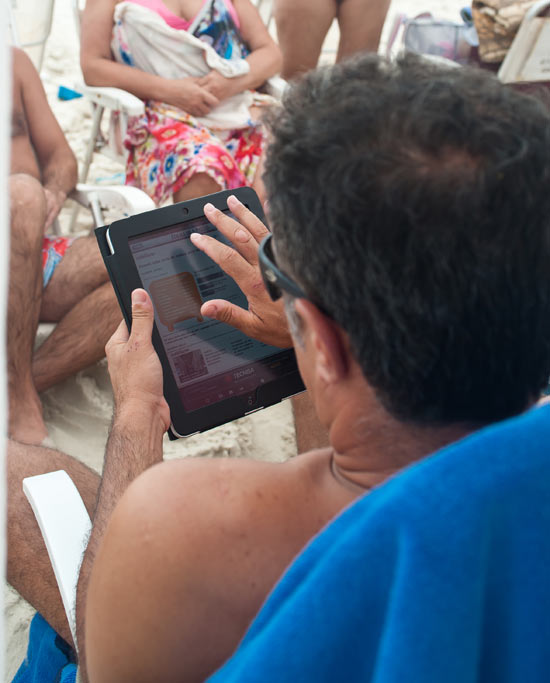Usurio de iPad em Juque; pesquisa mostra que proprietrios de tablet consomem mais notcia