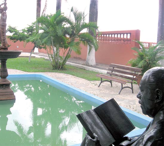 Fonte e estátua em tamanho natural do senador José Sarney na fundação em São Luís