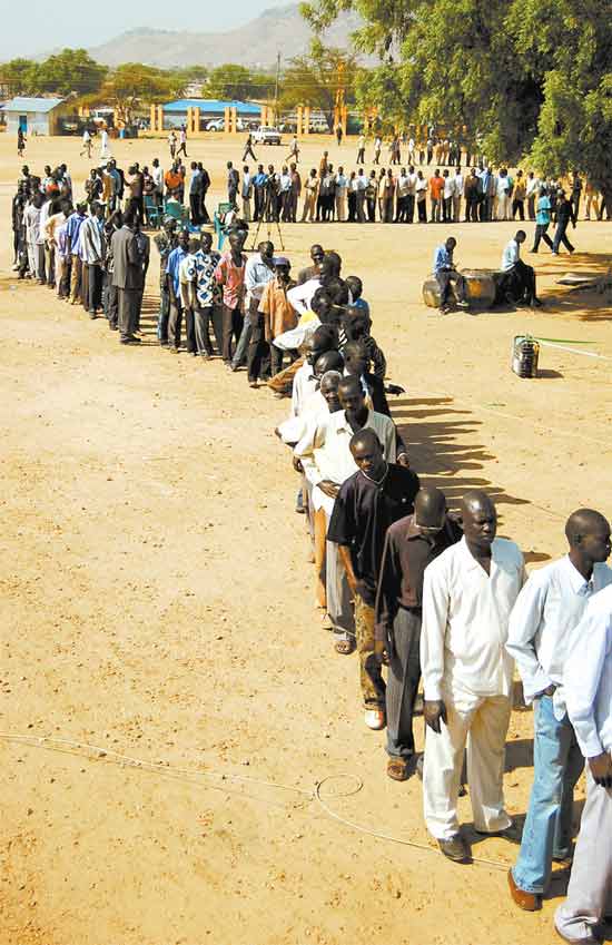 Em Juba, no sul do Sudo, eleitores fazem longas filas no primeiro de sete dias de votao