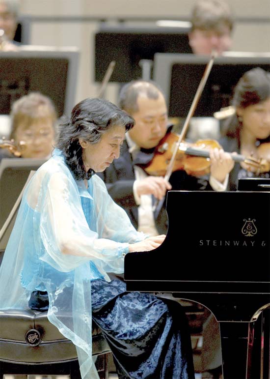 A pianista japonesa Mitsuko Uchida com a Orquestra Saito Kinen em Nova York