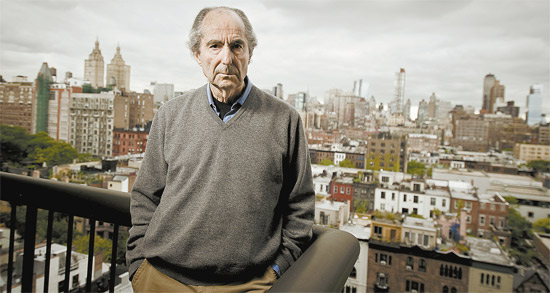 O escritor Philip Roth, em seu apartamento em NY