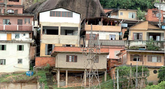 Casas ocupam encosta de morro ao lado da estrada que liga o centro de Petrpolis ao bairro de Itaipava; veja imagens