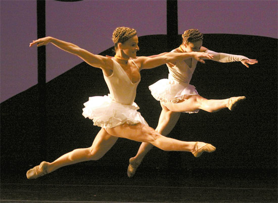 Companhia Balé da Cidade, que abre o palco com o espetáculo "Divineia", que tem coreografia de Jorge Garcia