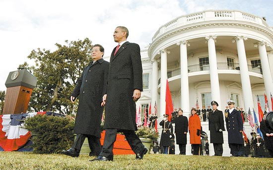 Barack Obama e Hu Jintao caminham pelo jardim sul da Casa Branca,em Washington, no primeiro dia da visita do chins