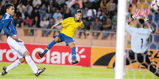 Neymar chuta em jogo da seleo sub--20 contra a Colmbia