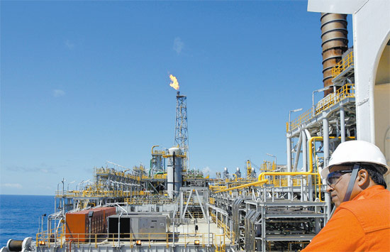 Funcionrio da Petrobras trabalha na inaugurao do navio-plataforma Cidade de Angra dos Reis, na Bacia de Santos
