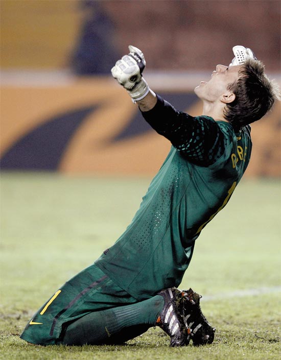 O goleiro Gabriel, destaque do jogo, vibra na vitória sobre o Equador