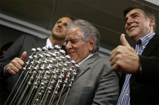 Juvenal Juvêncio, presidente do São Paulo, recebe a Taça das Bolinhas ao lado de Rogério (esq.) Zetti (dir.)
