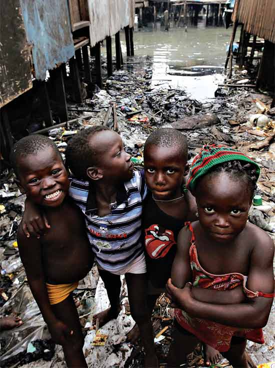 A violncia e uma enorme desigualdade social afligem muitas partes da Nigria, como esta favela de Lagos 