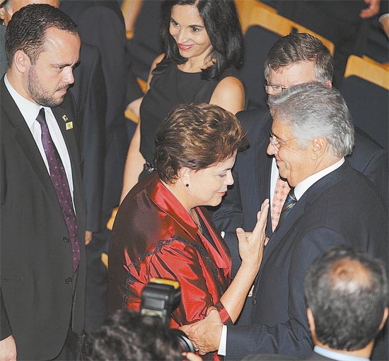 Dilma Rousseff e o ex-presidente Fernando Henrique Cardoso conversam em cerimônia dos 90 anos da Folha