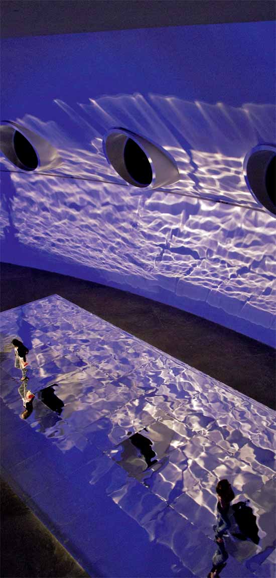 Visitante pode tirar uma casquinha e se molhar em algumas obras da exposição "Água na Oca", em São Paulo
