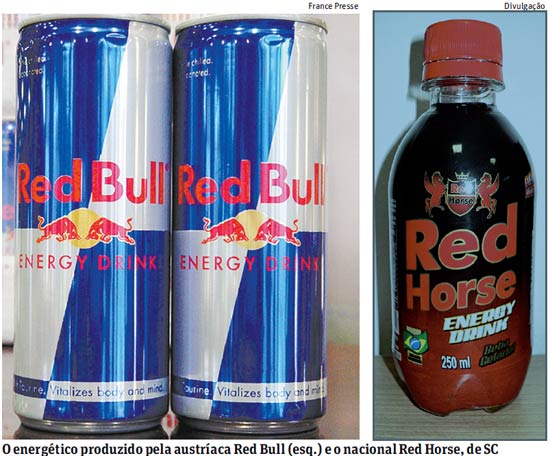 O energético produzido pela austríaca Red Bull (esq.)e o nacional Red Horse, de SC