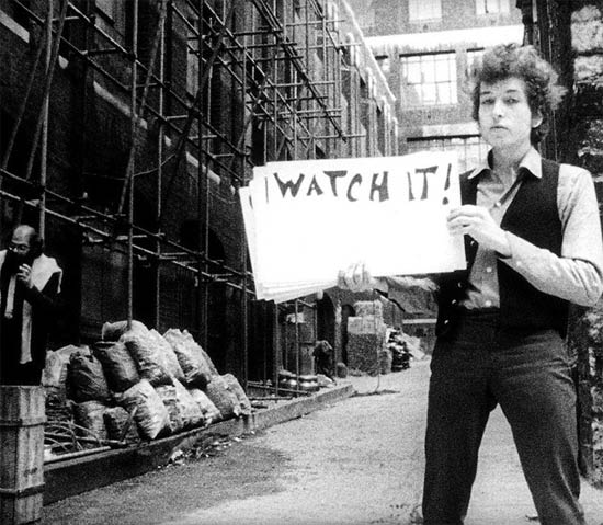 Dylan, e Ginsberg ao fundo,em cena de "Don't Look Back"