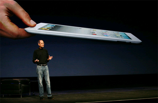 Steve Jobs apresenta o iPad 2 nos Estados Unidos; aparelho começa a ser vendido on-line na madrugada de sexta nos Estados Unidos