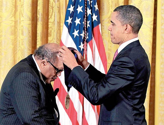 O presidente Obama condecora o msico Quincy Jones na Casa Branca; sua popularidade  30 pontos maior que suas polticas