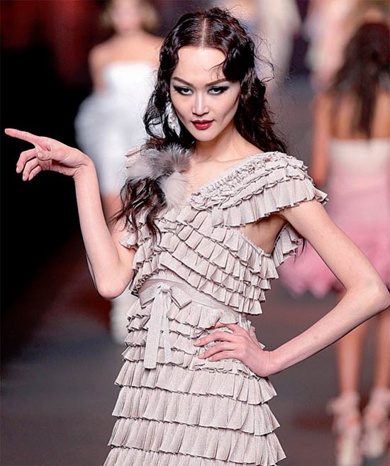 Modelo desfila criao de Galliano na Paris Fashion Week