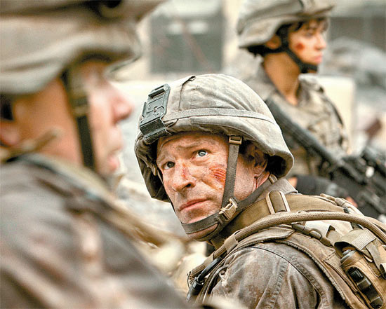 O ator Aaron Eckhart, protagonista do filme "Invaso do Mundo: Batalha de Los Angeles"