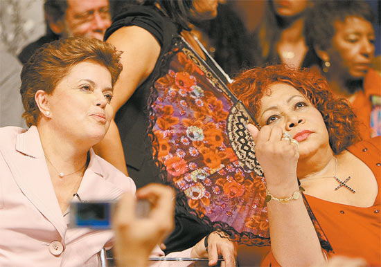 Dilma ao lado da cantora Alcione, durante a campanha eleitoral de 2010