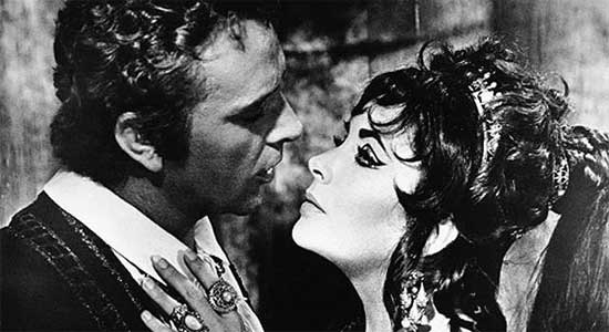 Richard Burton em cena com Elizabeth Taylor no filme "Doctor Faustus"; veja mais fotos