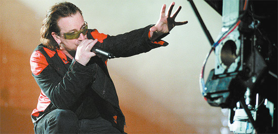 Bono Vox, vocalista do U2, em cena do show "Vertigo", que será exibido em 3D nos cinemas