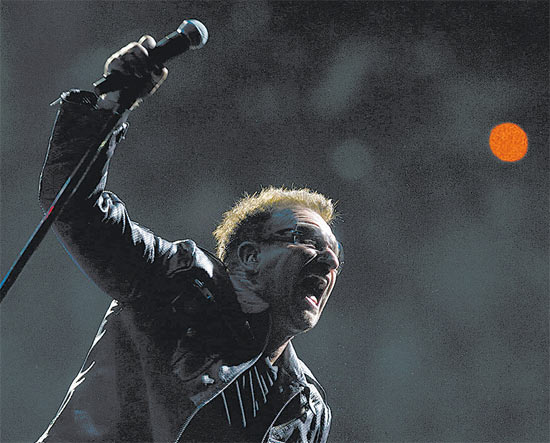 O vocalista do U2, Bono, durante show no Estdio Nacional de Santiago, que inaugurou a turn sul-americana da banda