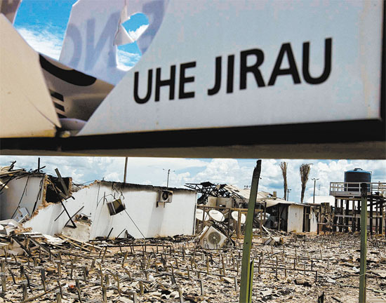 Instalações destruídas após os confrontos ocorridos com operários, em Jirau, no ano passado