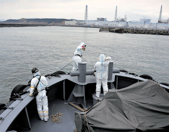 Militares do Japo levam gua potvel para usina de Fukushima 1 em navio americano