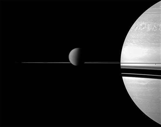 Titã, a maior lua do planeta, teria sido formada durante período de intenso bombardeio planetário