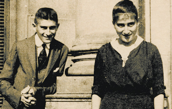 Escritor Franz Kafka com a irm, Ottla, em uma praa no centro histrico de Praga, na atual Repblica Checa