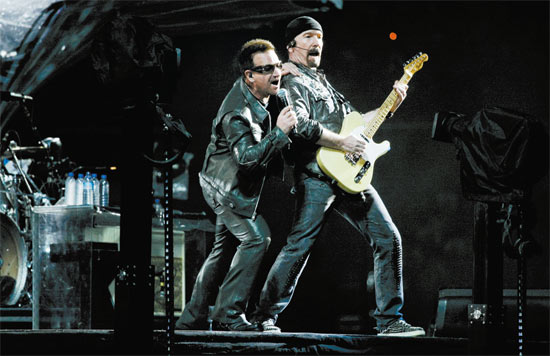 Vocalista Bono Vox e o guitarrista The Edge durante a apresentação da banda U2 da turnê 360º, no estádio do Morumbi; banda pode voltar durante a Copa