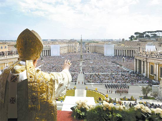 Papa Bento 16 celebra a Páscoa para 100 mil pessoas na Praça São Pedro, no Vaticano