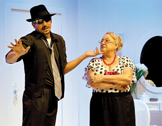 Atores Tuca Andrada e Suely Franco em cena de "Seis Aulas de Dança em Seis Semanas"