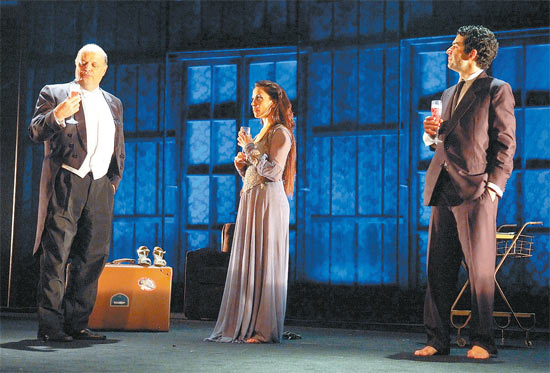 Os atores Roney Facchini, Paula Cohen e Gustavo Machado encenam a peça "Menecma"; ingressos por R$ 10