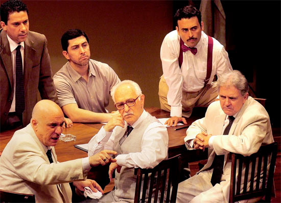 Zé Renato (centro) contracena com o elenco de "12 Homens e Uma Sentença", no fim do ano passado, em SP