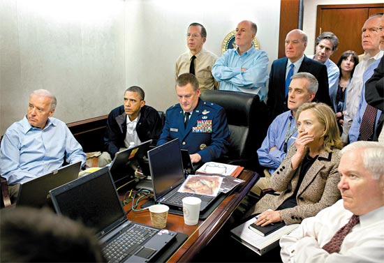 Obama, Joe Biden (à esq.) e Hillary Clinton (sentada) recebem informações da ação na Sala de Controle da Casa Branca